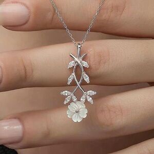 💐 Sparkly White Floral Sakura necklace